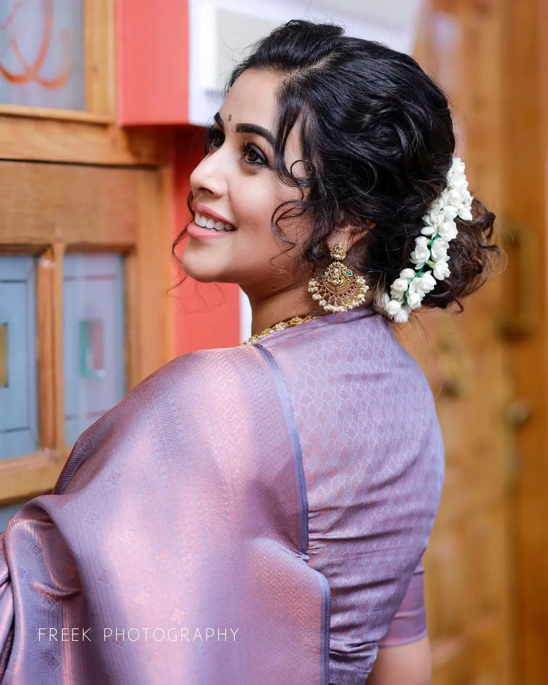 Shamna Kasim Wearing Beautiful Jewellery Violet Saree